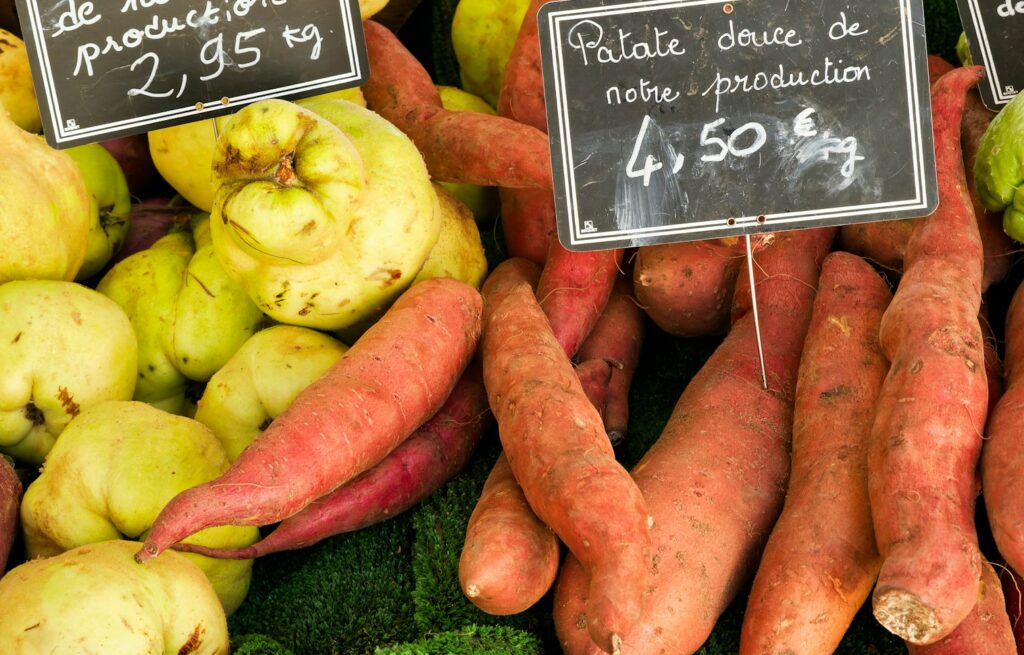 Patates douces et coings sur un marché