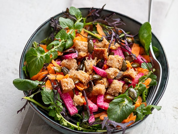 Salade de carottes, radis, croûtons et graines de courge